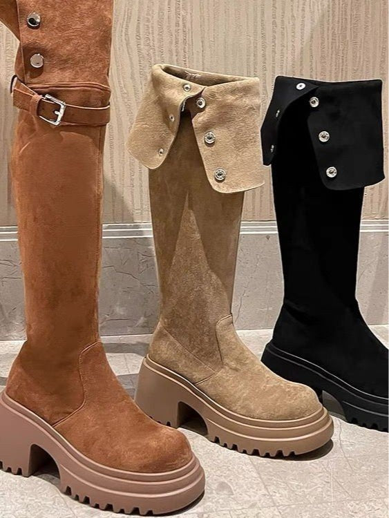 Botas marrones largas sobre la rodilla
