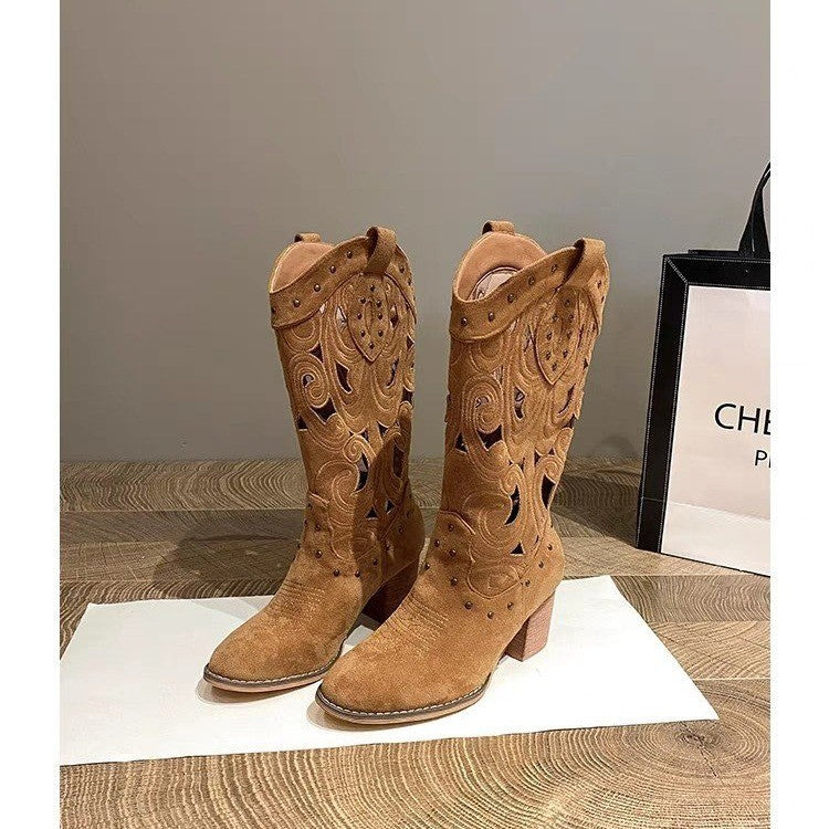 Botas camperas de ante con tacón ancho y calados bordados