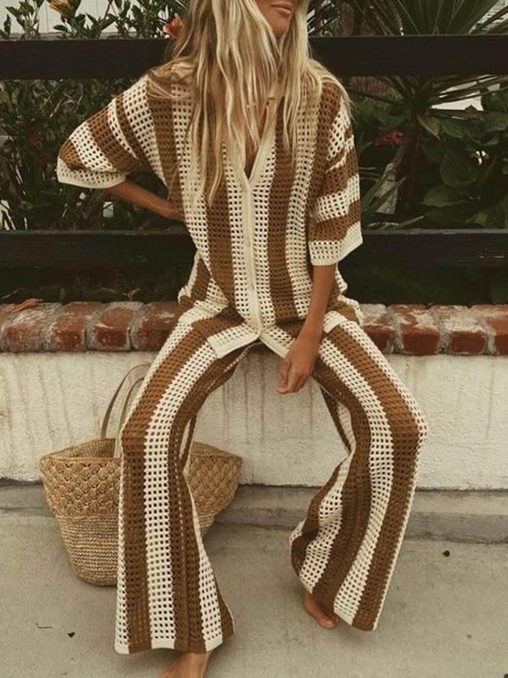 Conjunto de camisa a rayas con escote en pico y calados y pantalón ancho