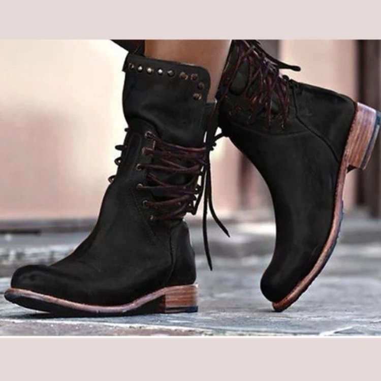 Botas de media caña con cordones y remaches estilo británico