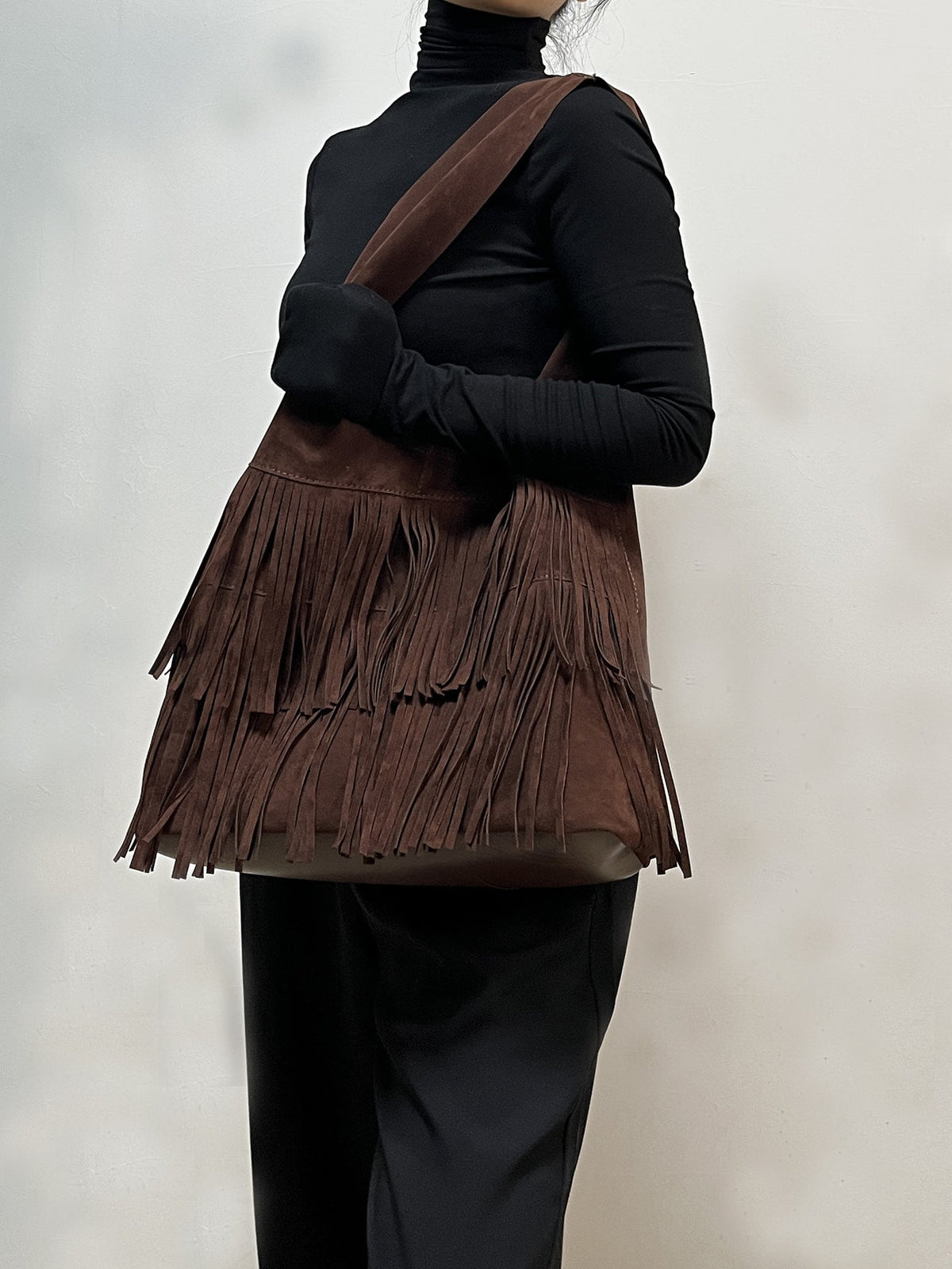 Bolso grande de ante color café con borlas