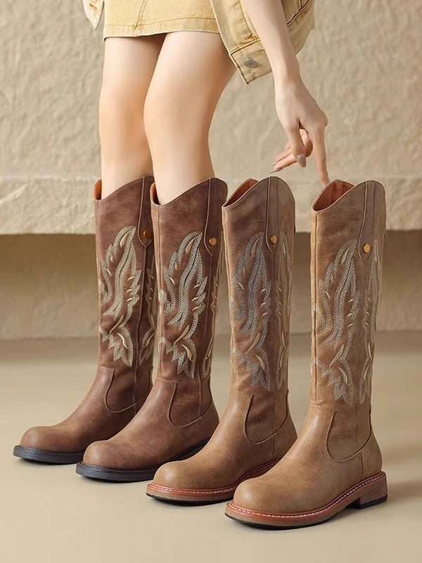 Botas largas marrones bordadas con cremallera trasera