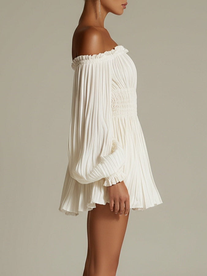 Minivestido blanco con hombros descubiertos, fruncido y cintura elástica