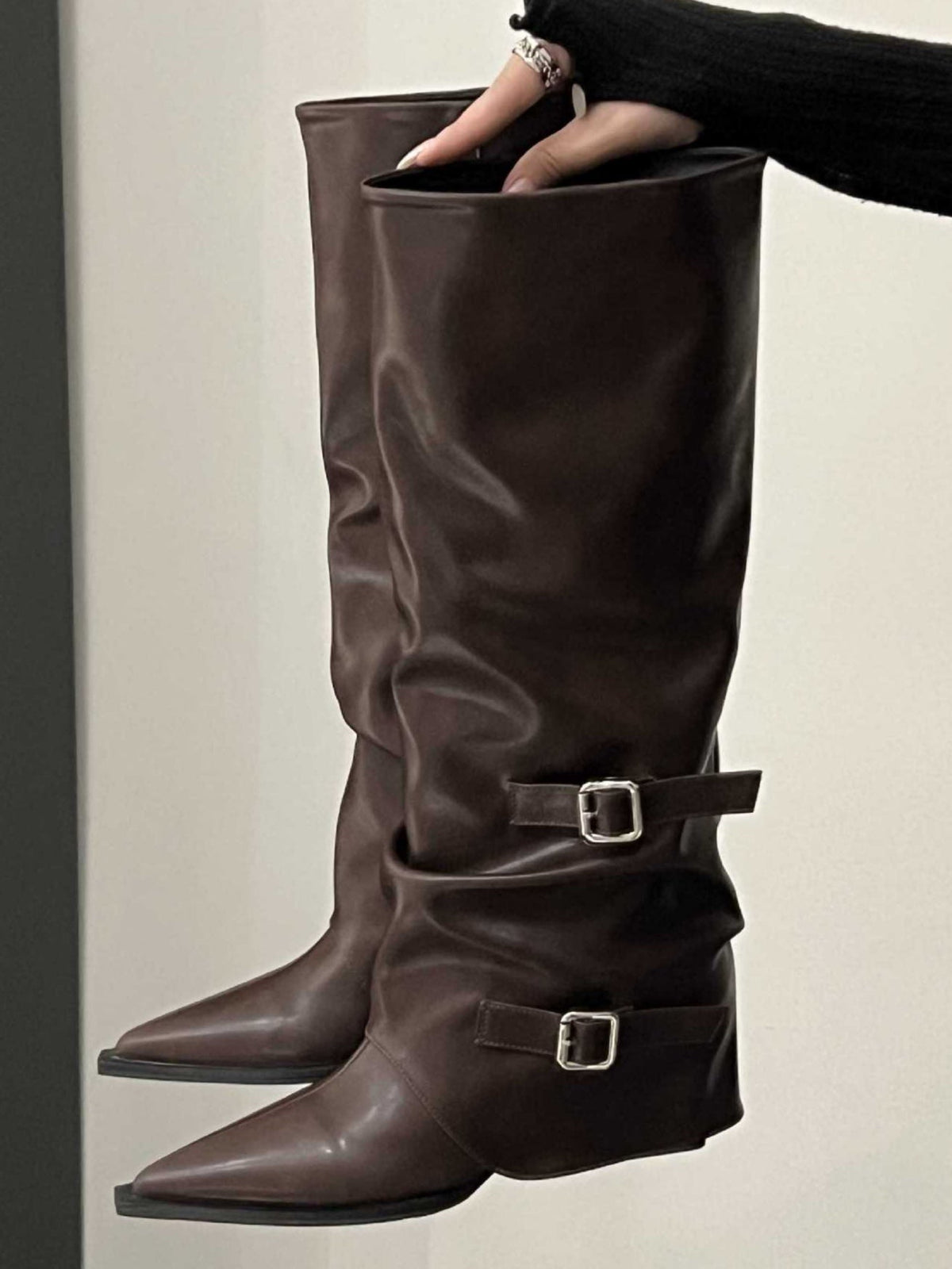Botas altas con hebilla, puntera en punta y tacón grueso