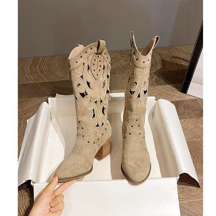 Botas camperas de ante con tacón ancho y calados bordados