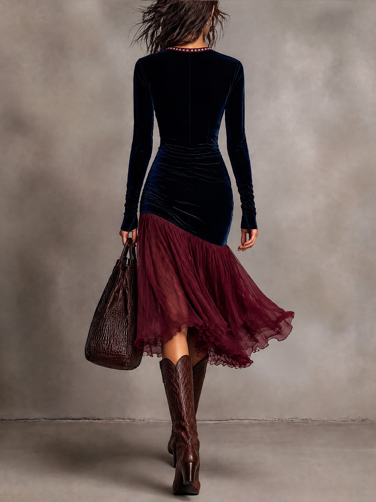 Vestido midi cruzado azul marino de terciopelo y gasa