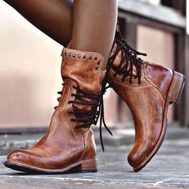 Botas de media caña con cordones y remaches estilo británico