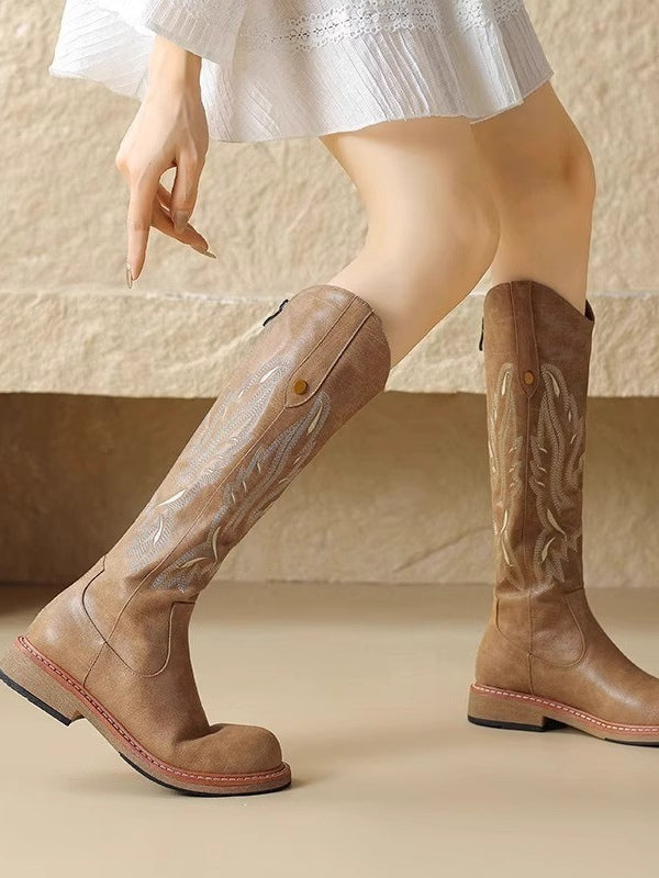Botas largas marrones bordadas con cremallera trasera