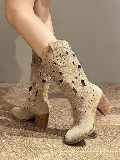 Botas camperas de ante con tacón ancho y calados bordados