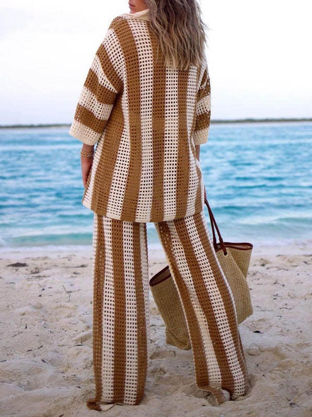 Conjunto de camisa a rayas con escote en pico y calados y pantalón ancho