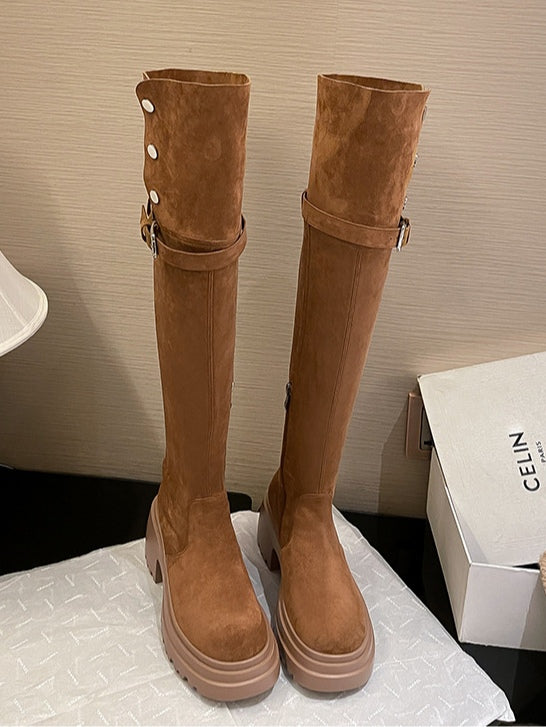 Botas marrones largas sobre la rodilla