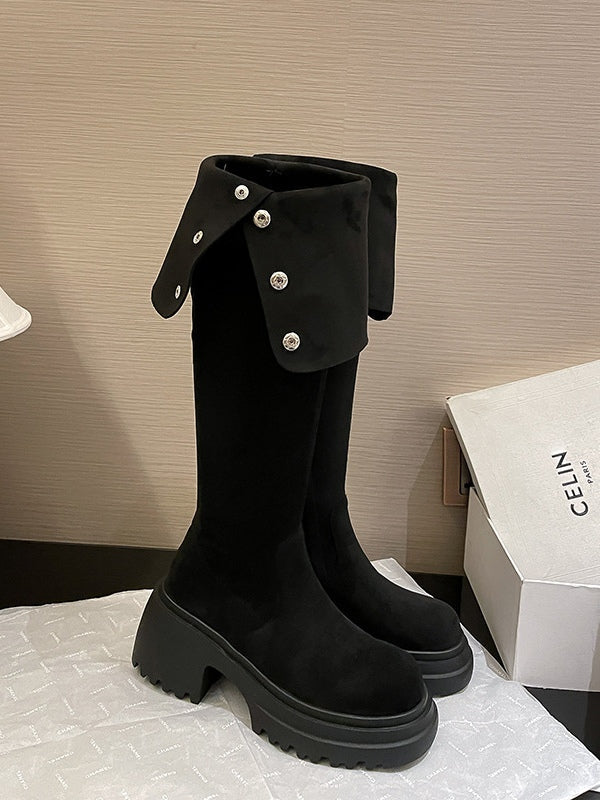 Botas marrones largas sobre la rodilla