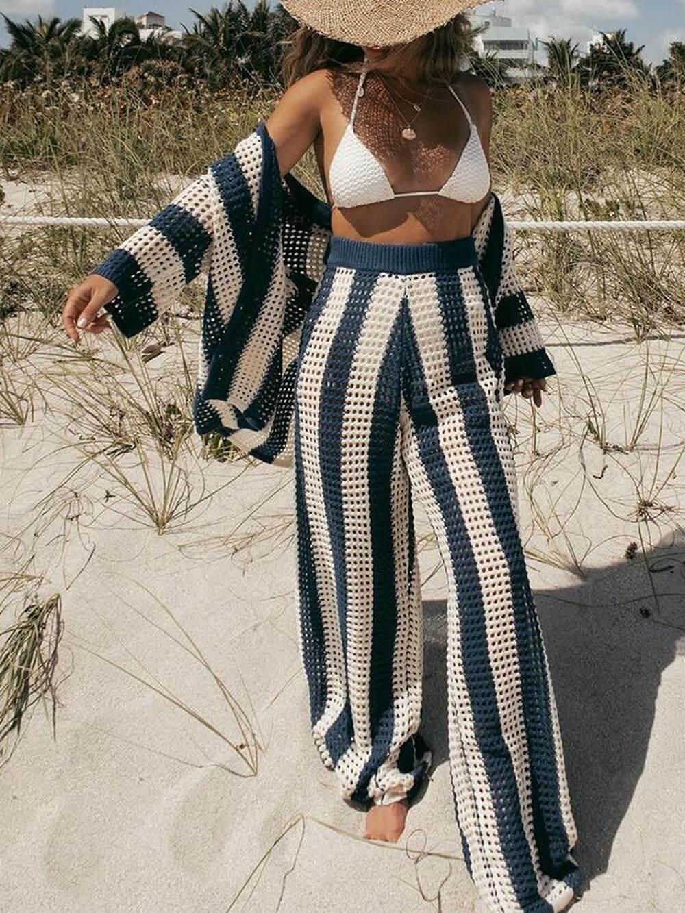 Conjunto de camisa a rayas con escote en pico y calados y pantalón ancho