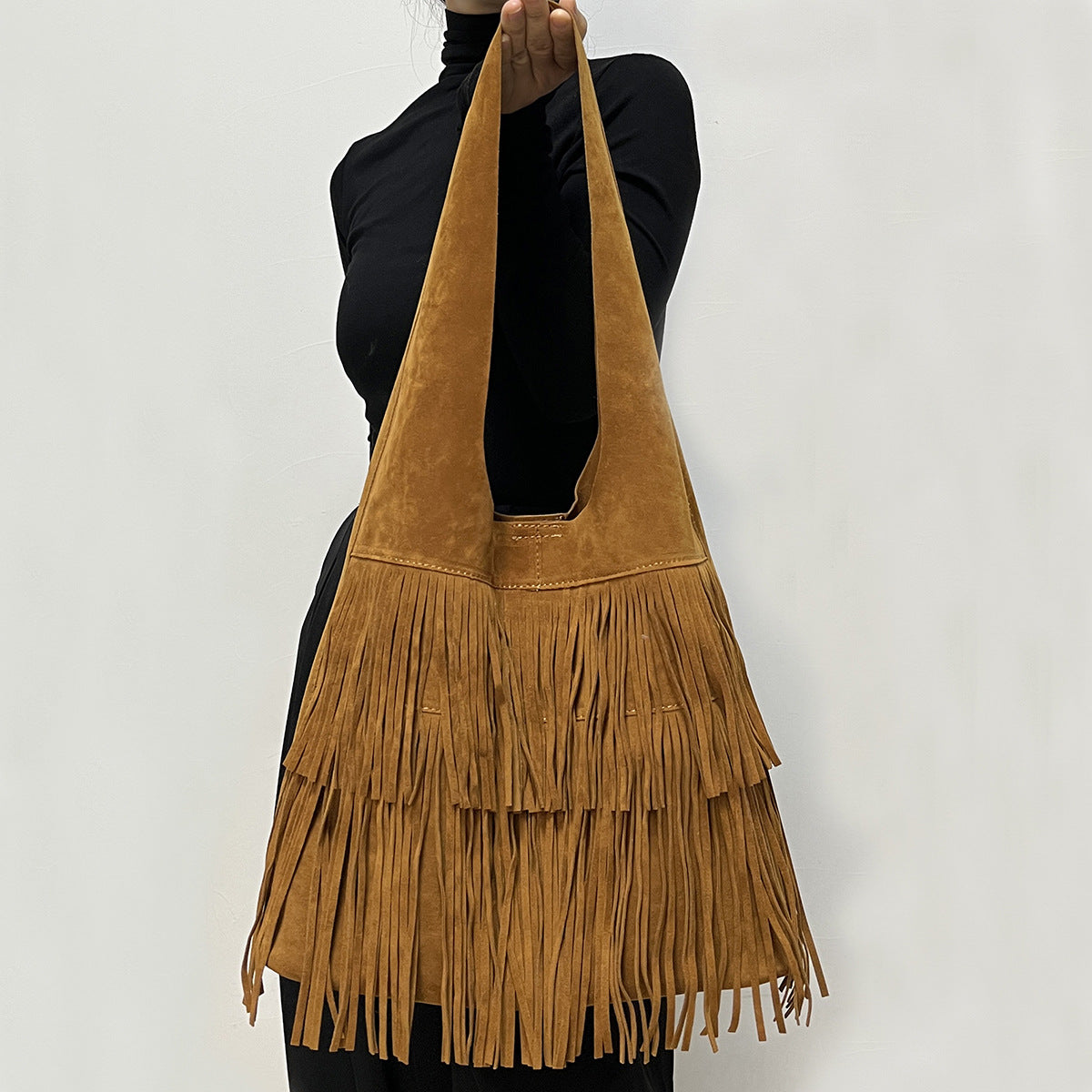 Bolso grande de ante color café con borlas