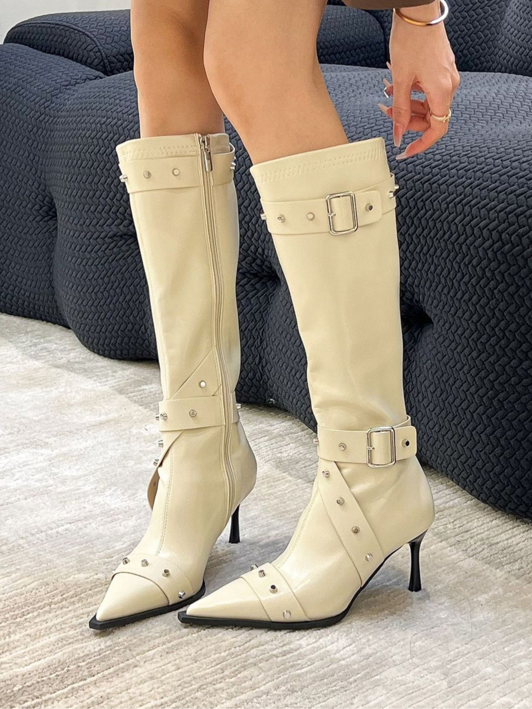 Botas de moda con tacón alto, puntera en punta y tachuelas