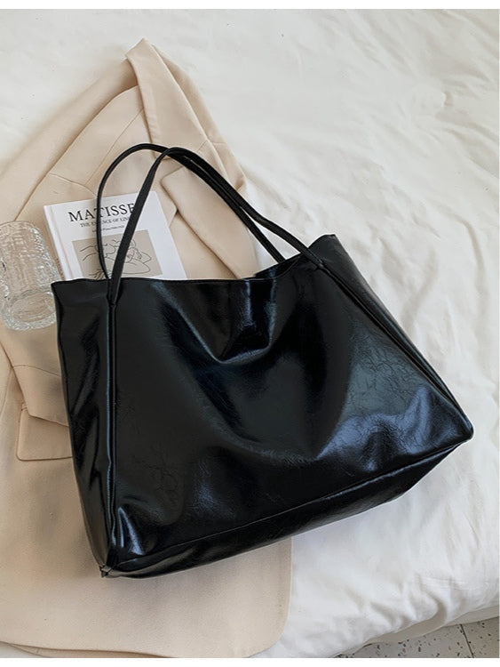 Bolso bucket de hombro grande de piel sintética suave