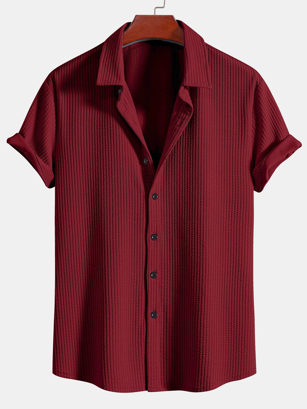 Camisa ajustada musculosa con botones y pantalones cortos