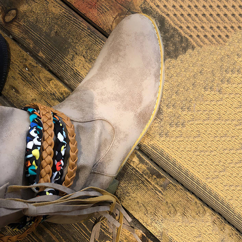 Botines camperos con flecos y estampado étnico