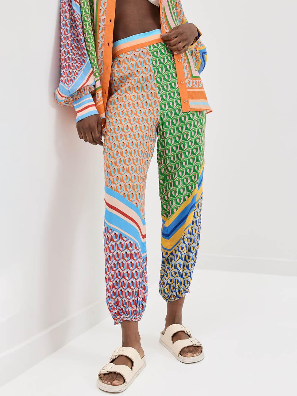Pantalón bombacho holgado con estampado de colores, cintura elástica y bolsillos