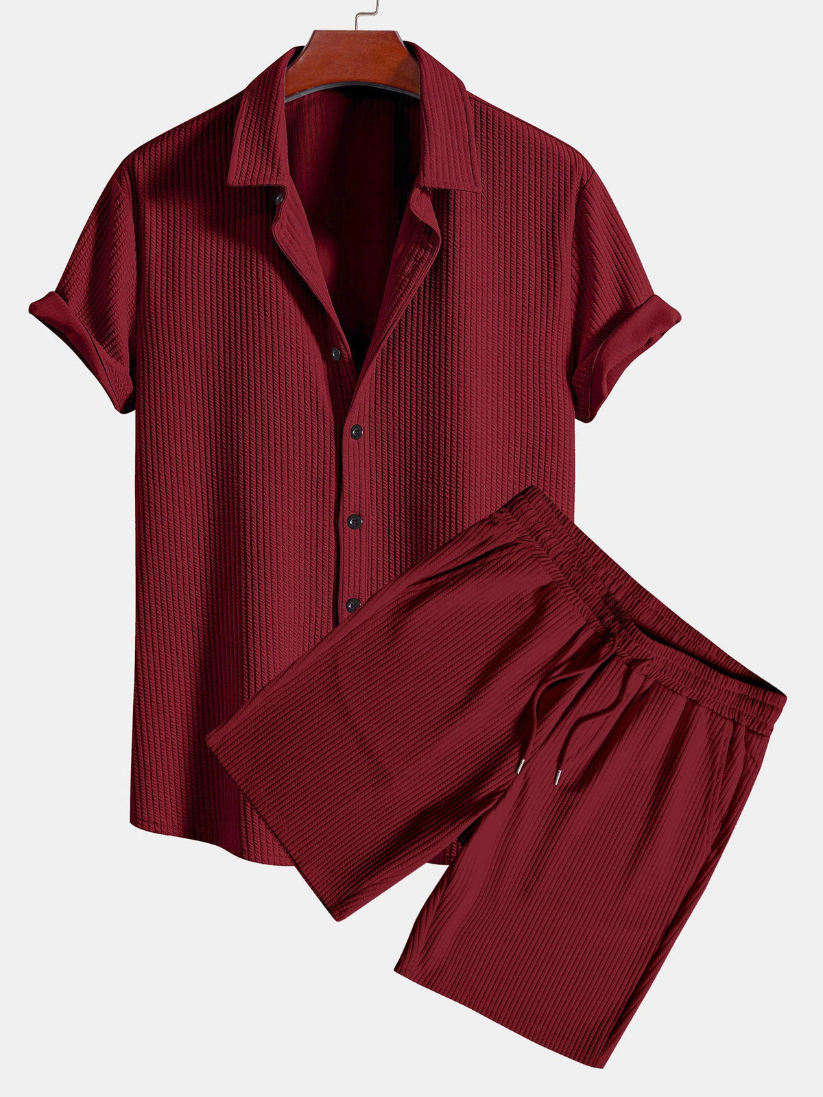 Camisa ajustada musculosa con botones y pantalones cortos