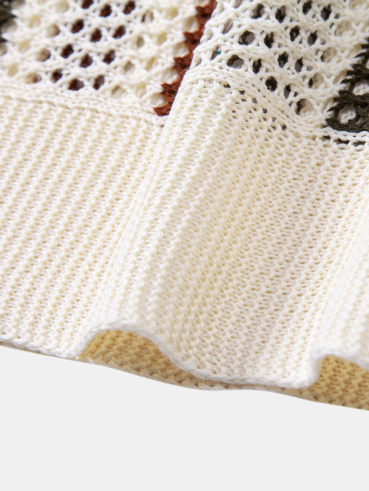 Polo de crochet a rayas con cuello en V