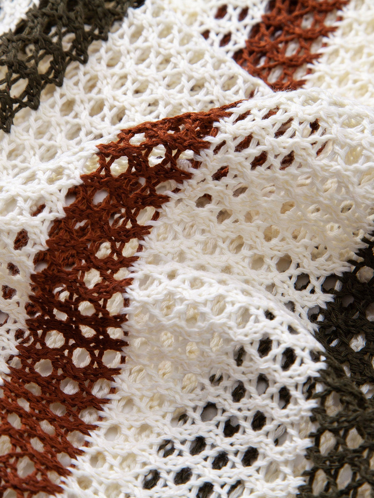 Polo de crochet a rayas con cuello en V