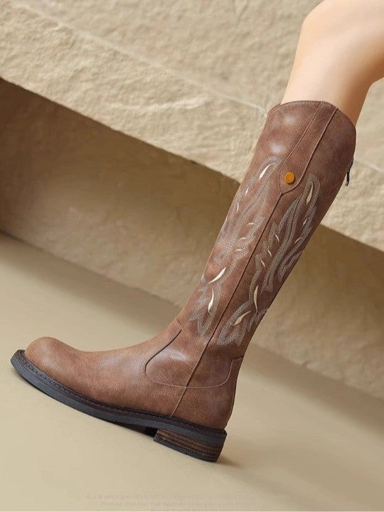 Botas largas marrones bordadas con cremallera trasera
