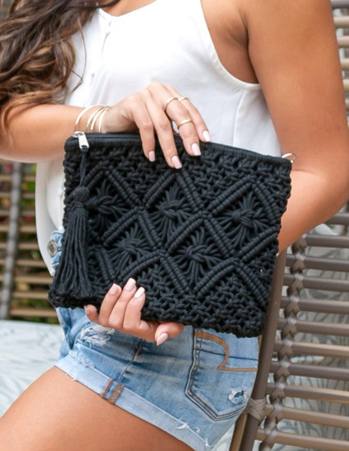 Clutch de macramé con borlas y dibujo de rombos
