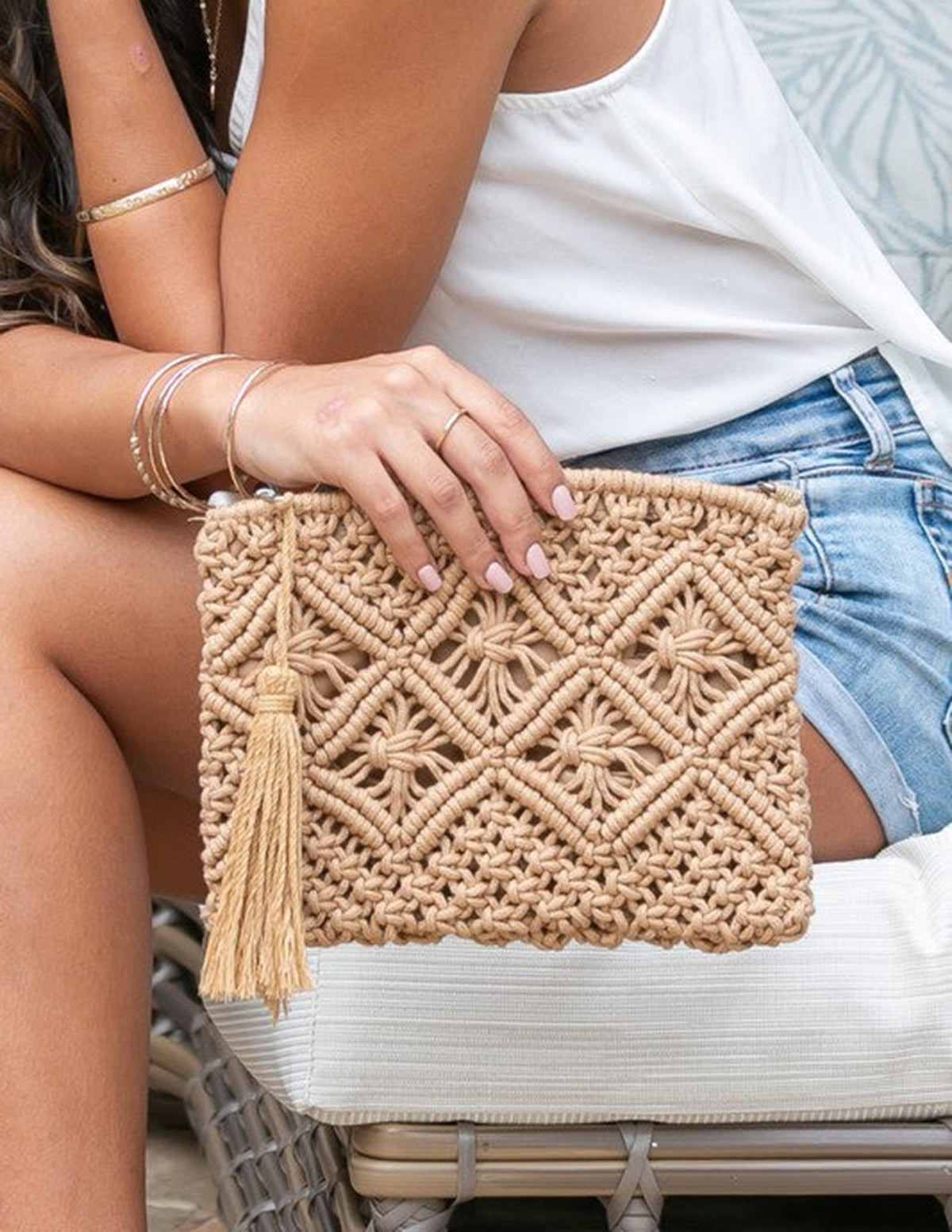 Clutch de macramé con borlas y dibujo de rombos