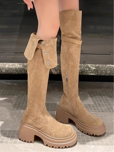 Botas marrones largas sobre la rodilla