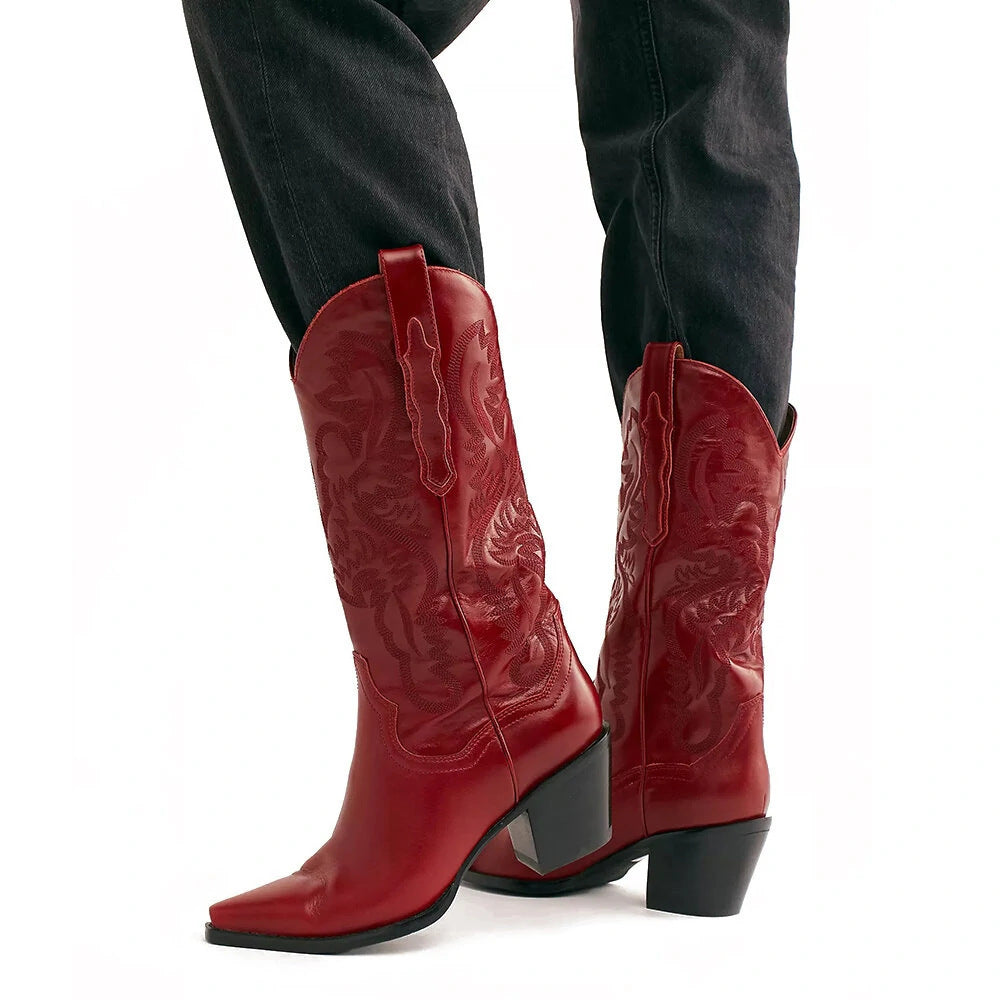Botas camperas bordadas con tacón grueso y puntera en punta