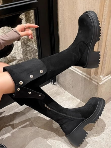 Botas marrones largas sobre la rodilla