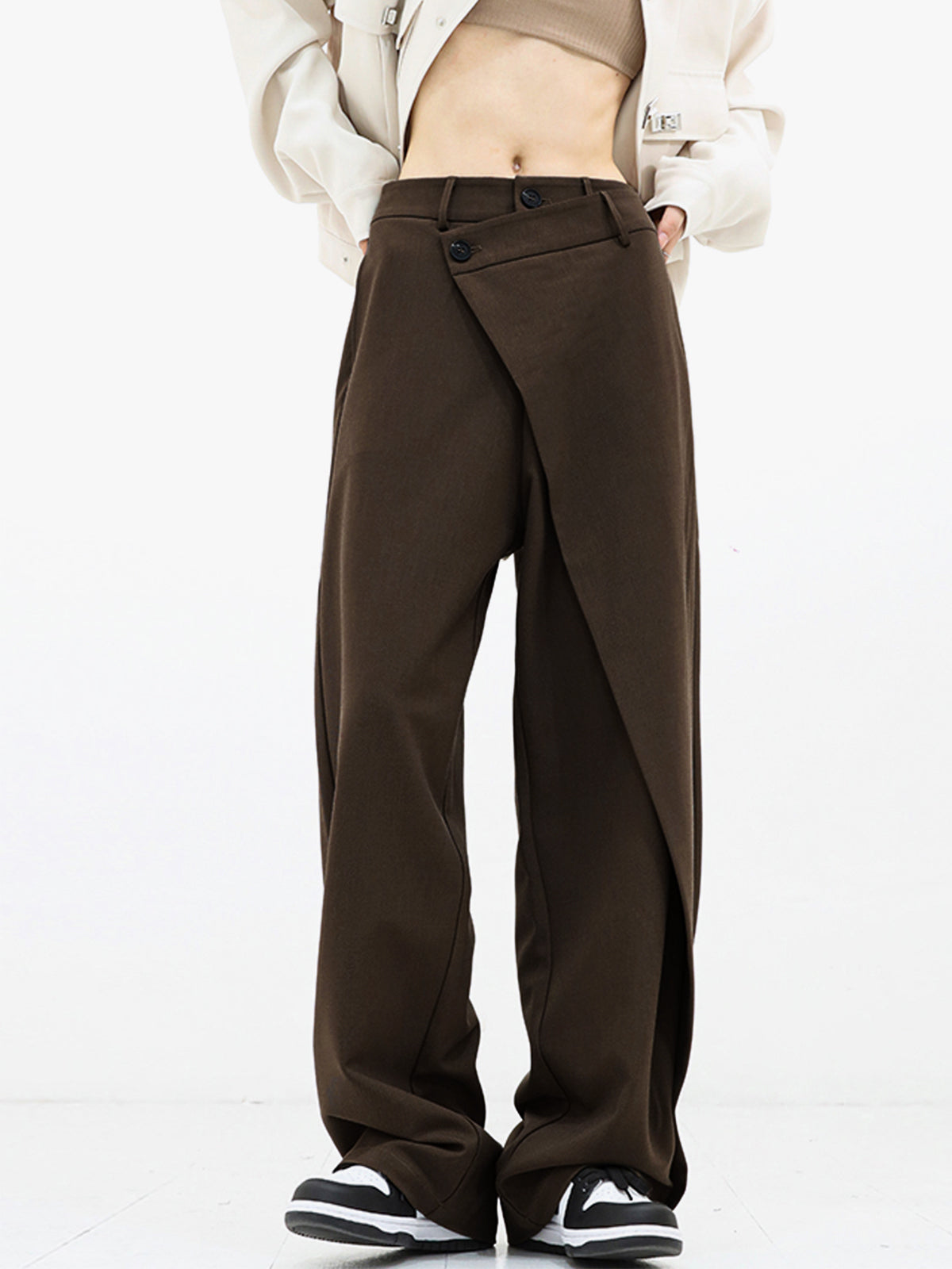 Pantalón ancho holgado asimétrico con capas y botones