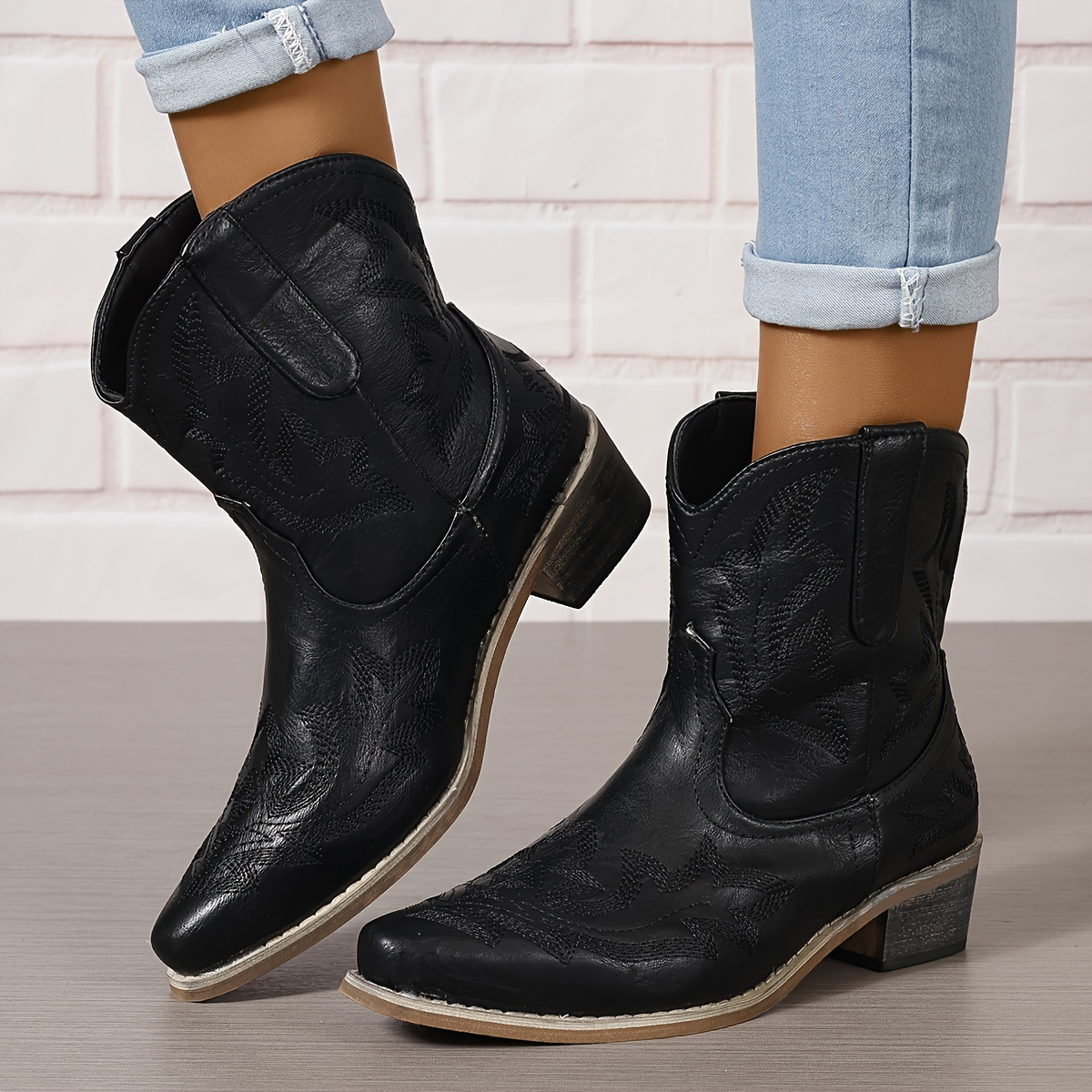 Botas camperas cortas bordadas con tacón ancho