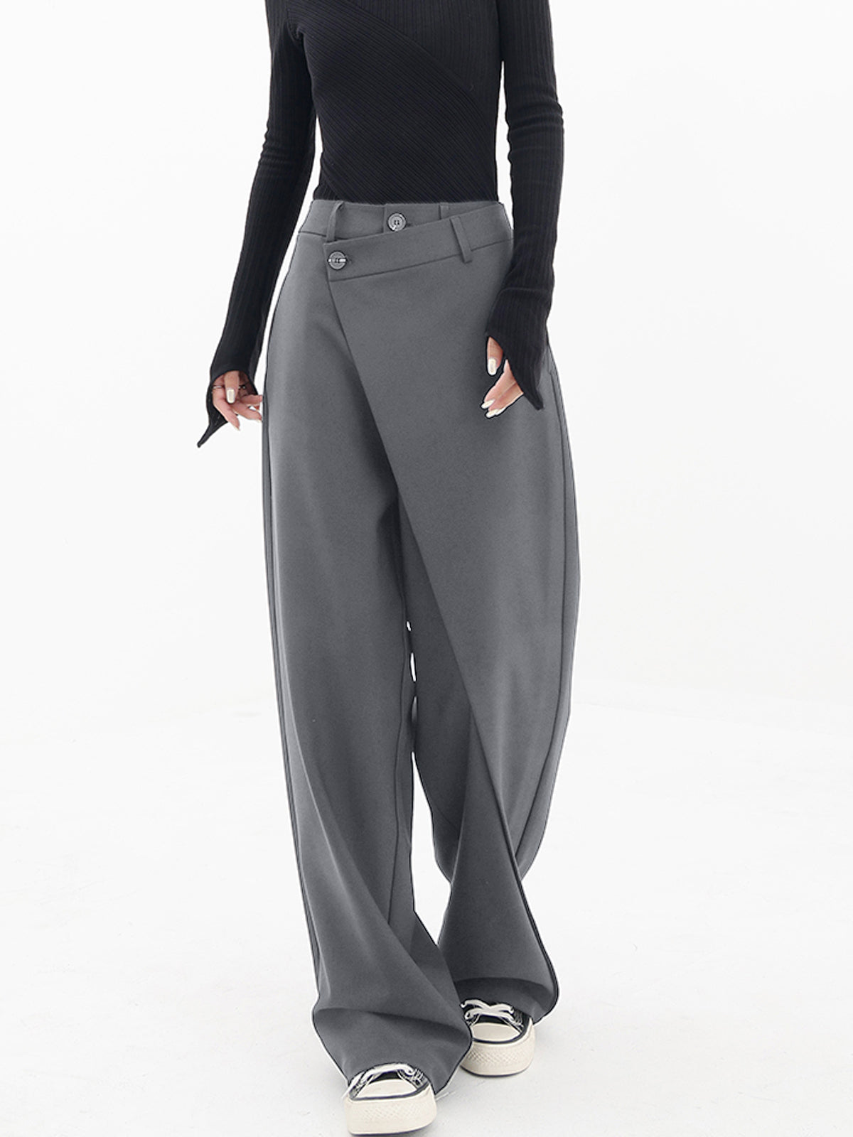 Pantalón ancho holgado asimétrico con capas y botones