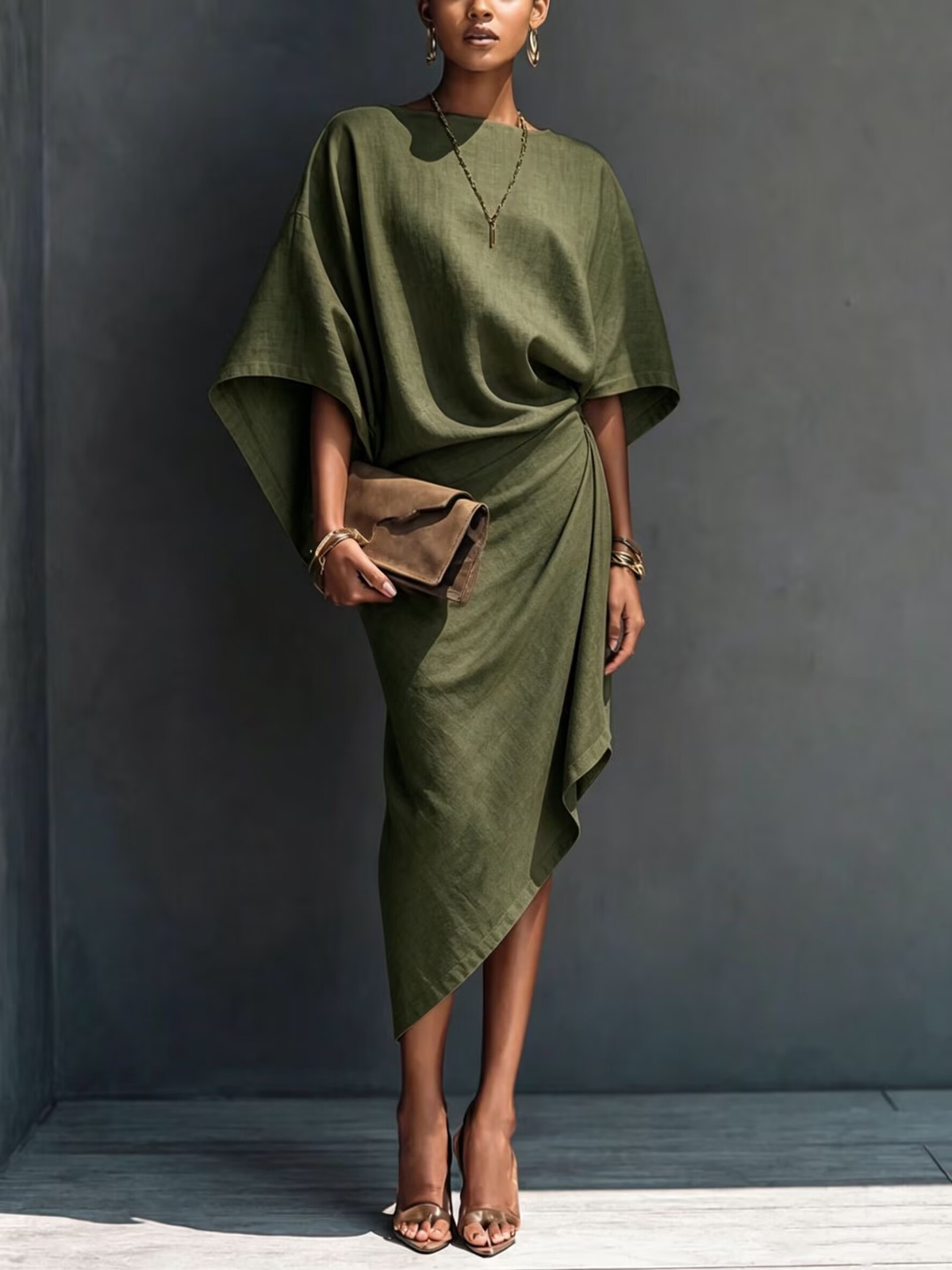 Vestido midi caqui drapeado asimétrico de manga corta