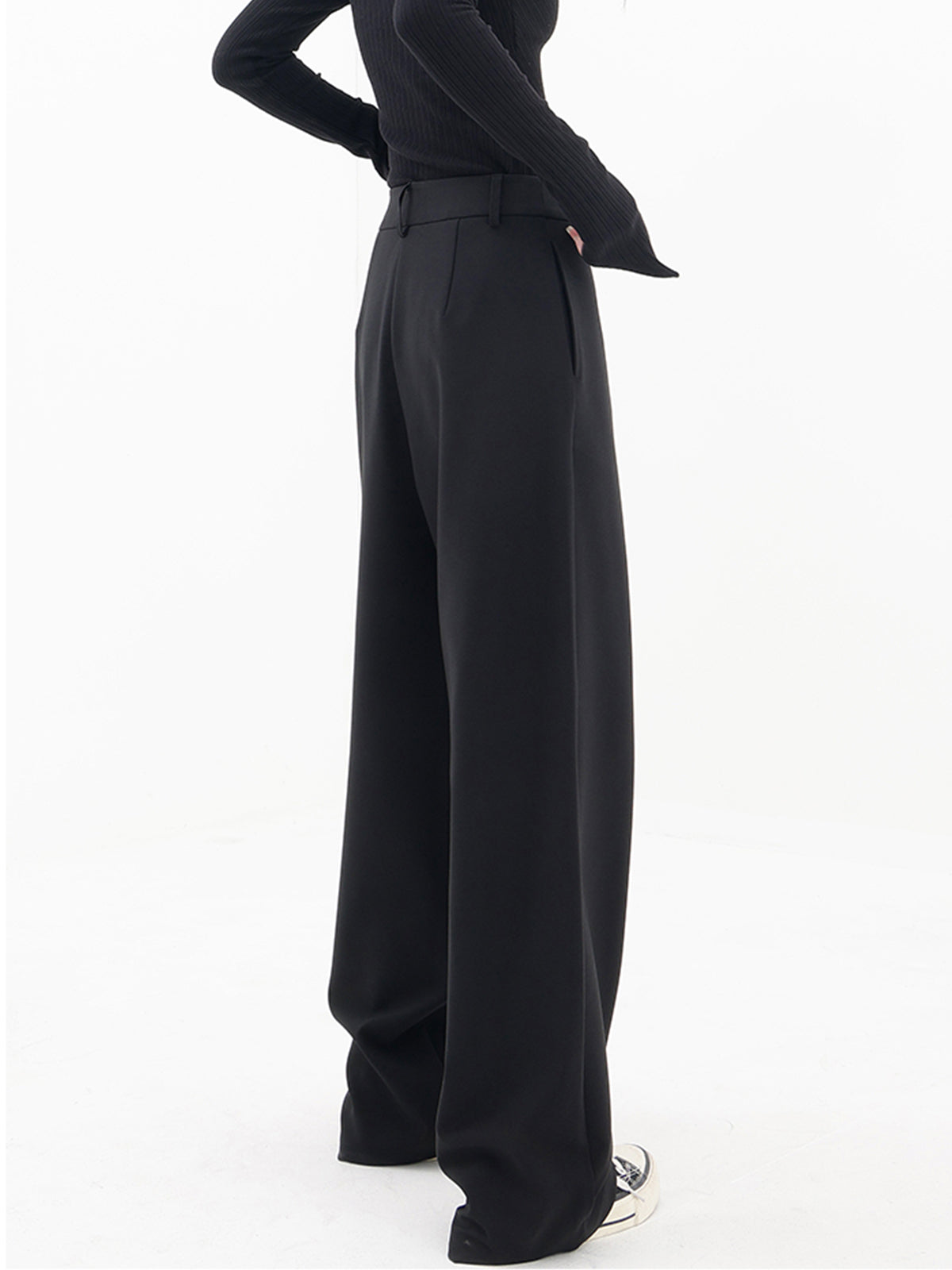 Pantalón ancho holgado asimétrico con capas y botones