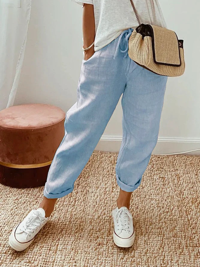 Pantalón casual de color liso con bolsillos laterales y cordón