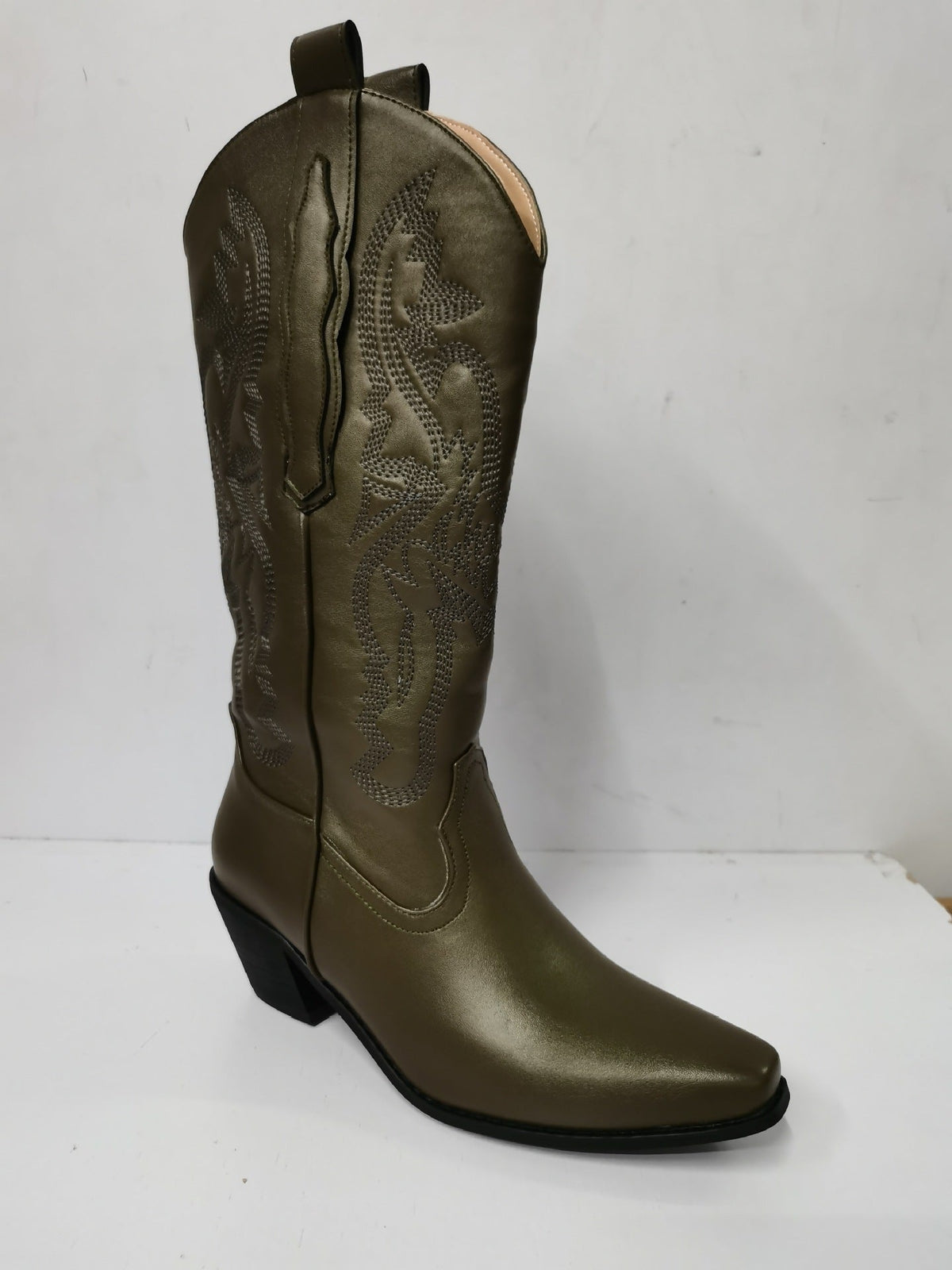 Botas camperas bordadas con tacón grueso y puntera en punta
