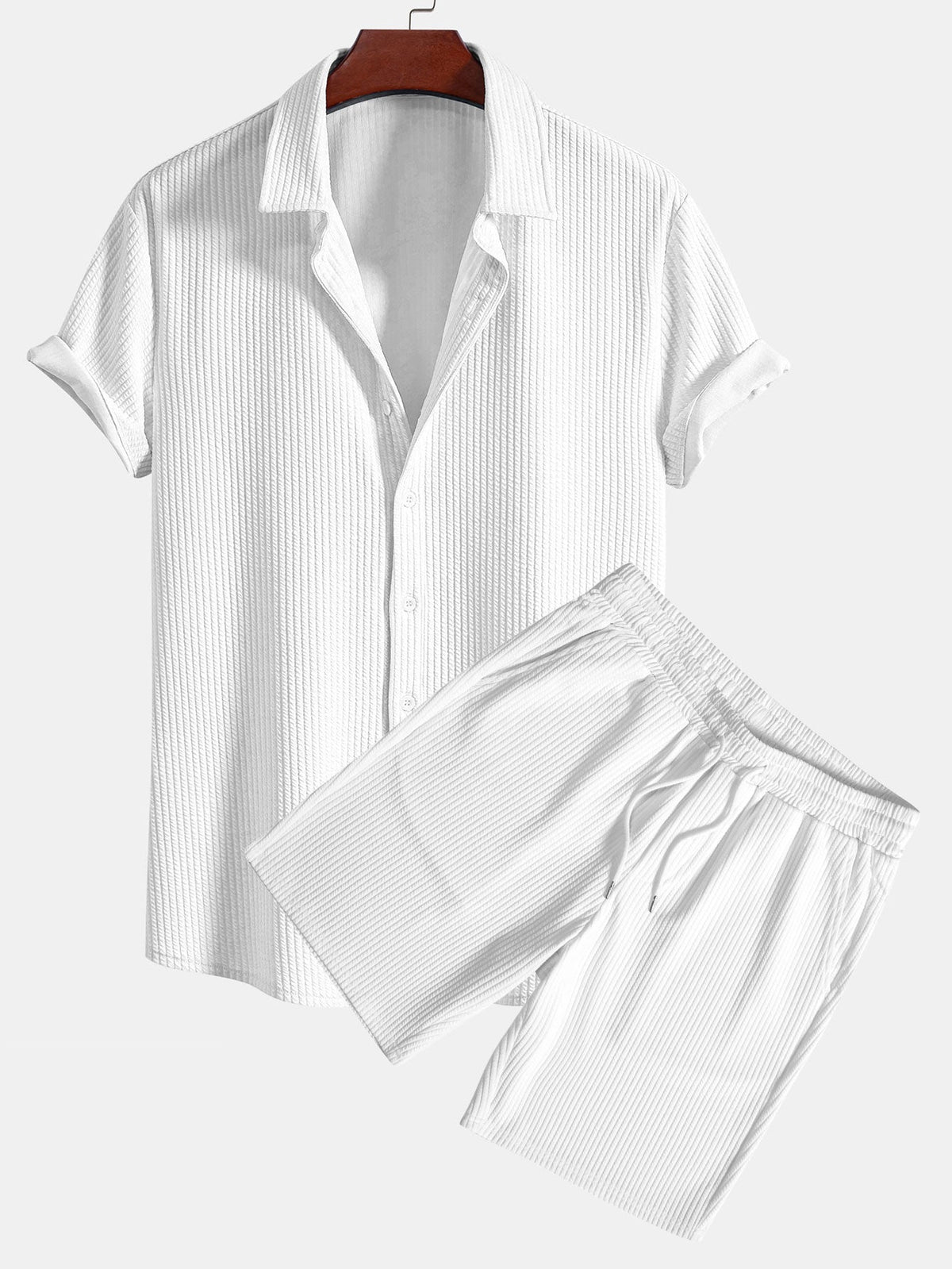 Camisa ajustada musculosa con botones y pantalones cortos