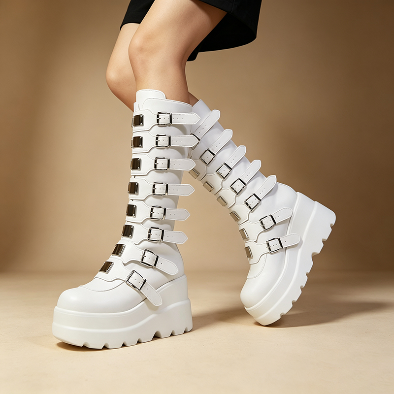 Botas de caña alta con plataforma y varias hebillas