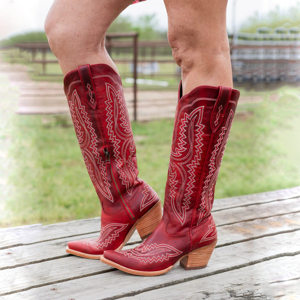 Botas camperas bordadas de puntera en punta