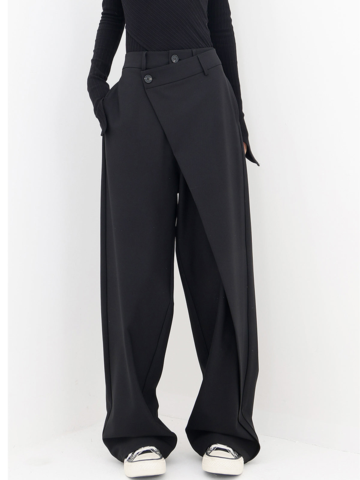 Pantalón ancho holgado asimétrico con capas y botones