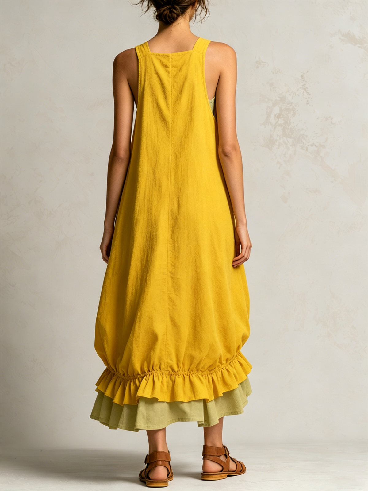 Vestido midi globo amarillo sin mangas con bolsillos grandes y volantes en capas
