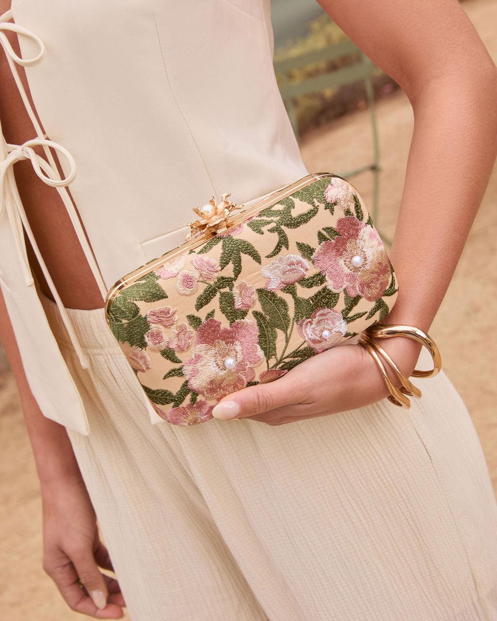Clutch rígido con bordado de fresias