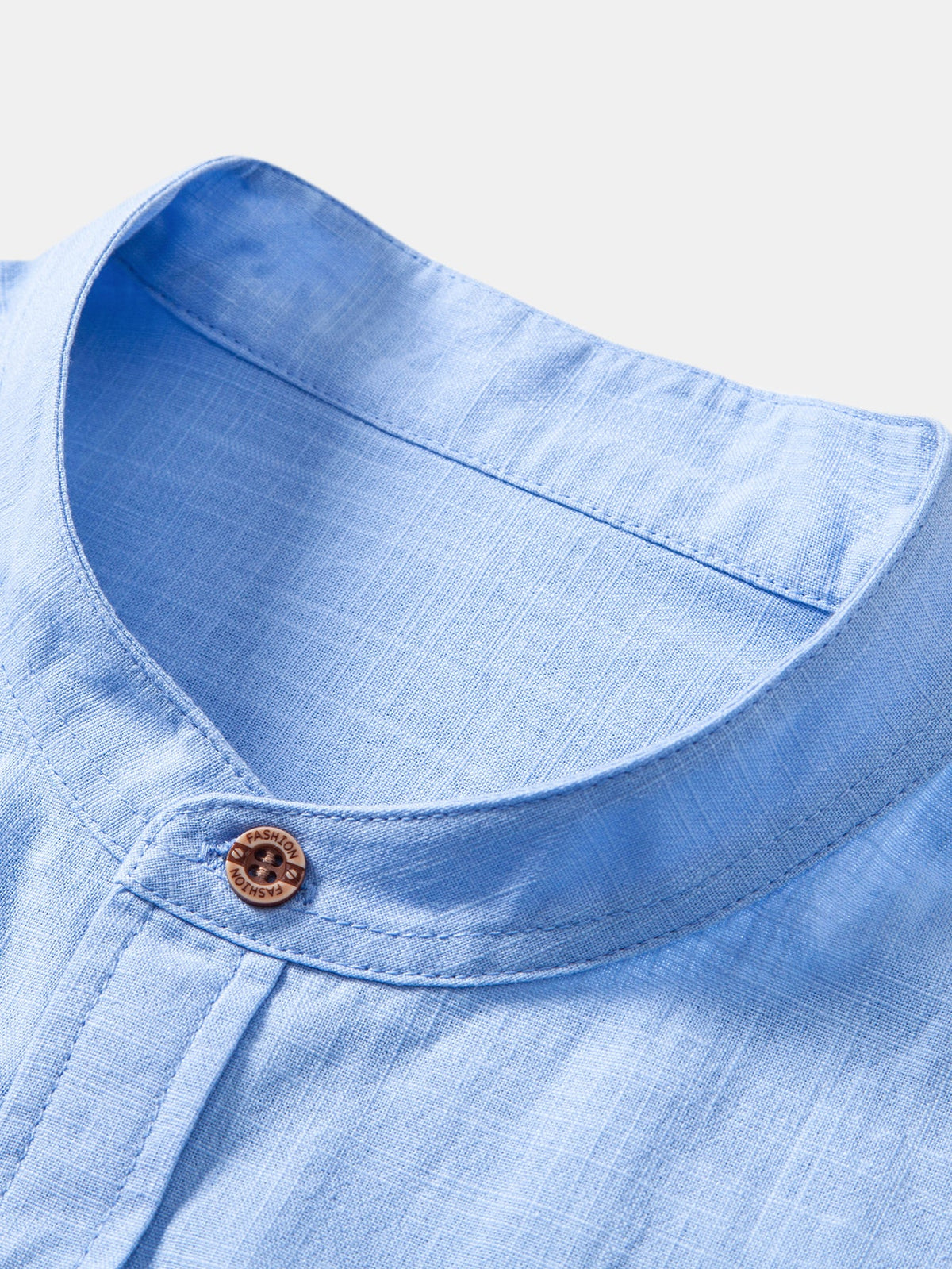 Camisa de lino de manga corta con cuello mao y pantalones de pierna recta con textura arrugada