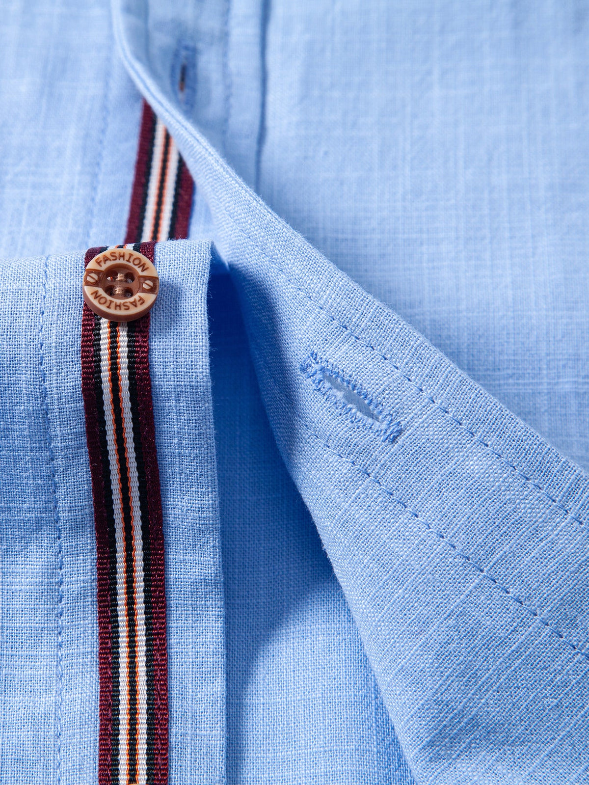Camisa de lino de manga corta con cuello mao y pantalones de pierna recta con textura arrugada