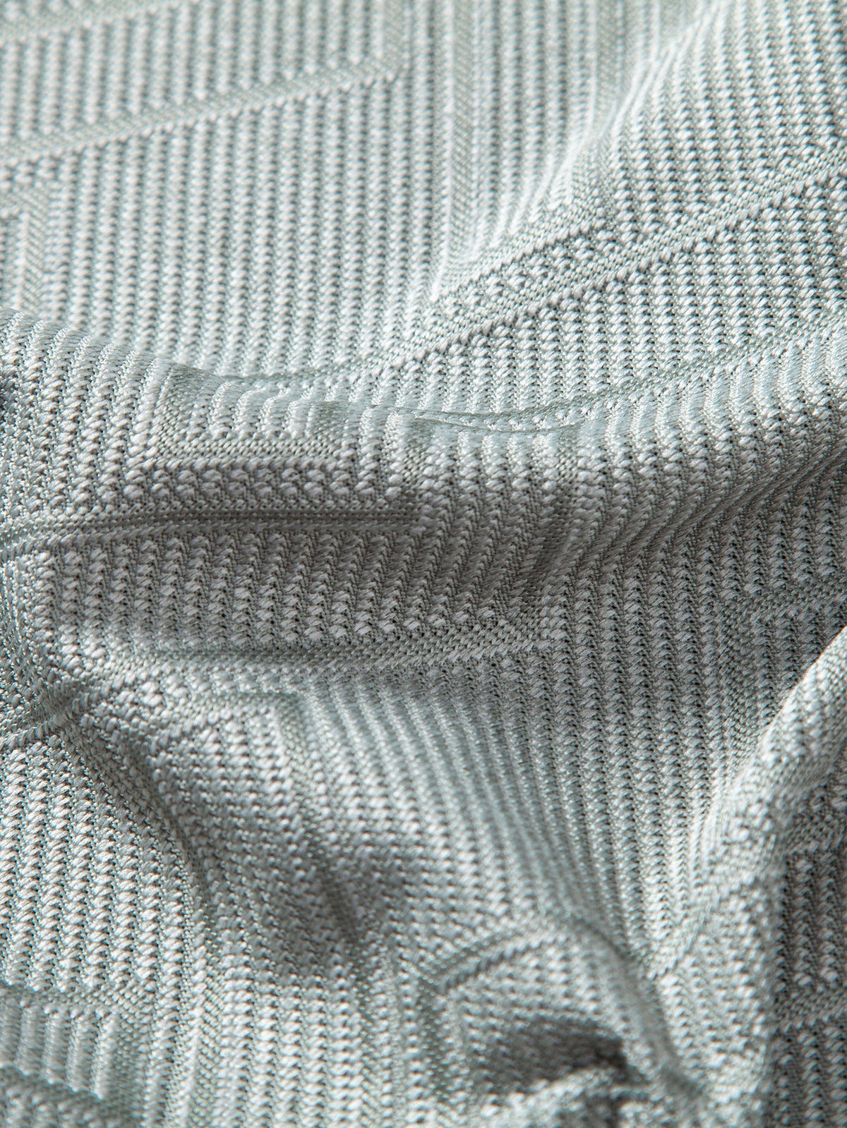 Polo de punto con cremallera, jacquard geométrico y ribete de contraste
