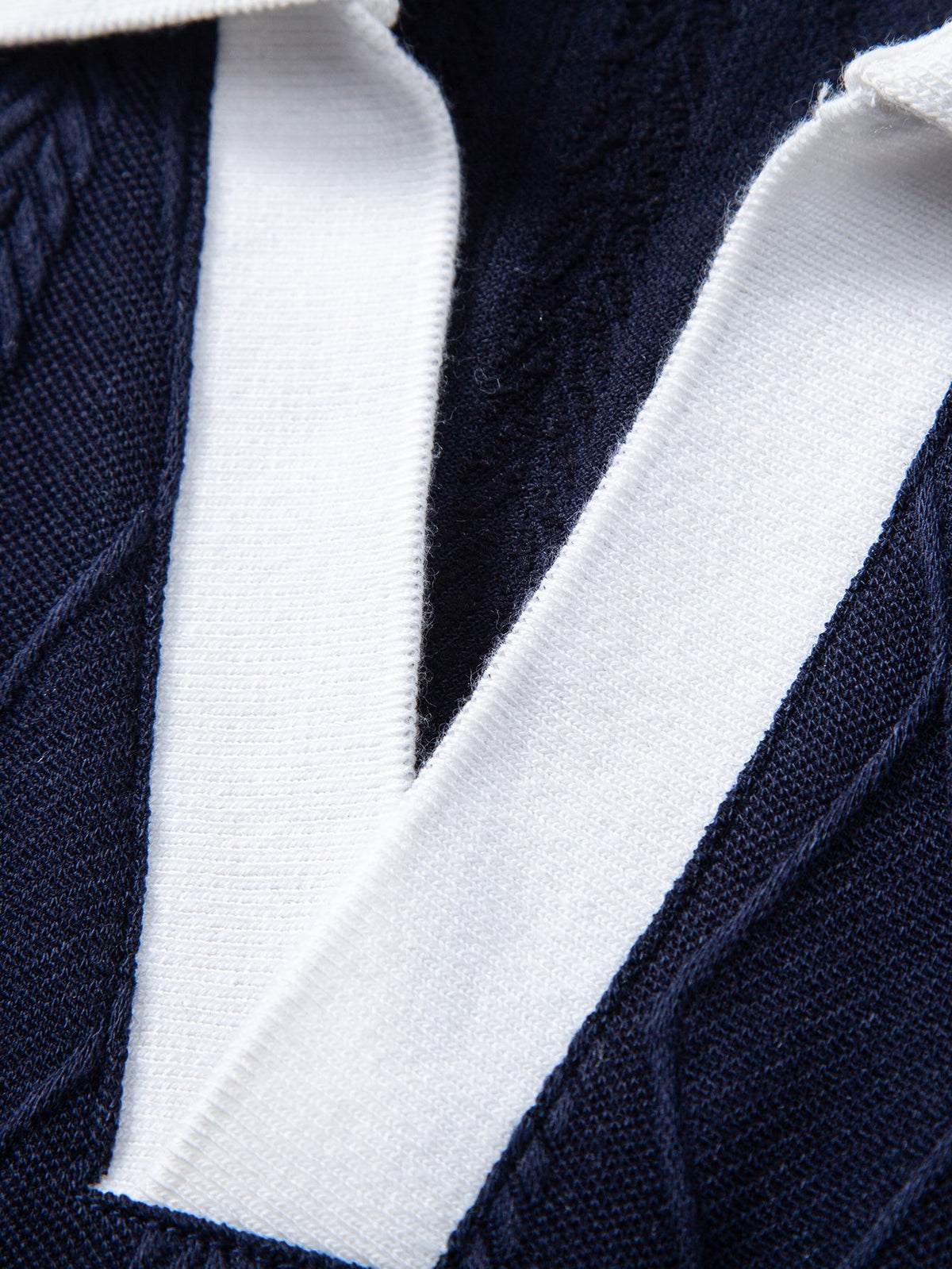 Polo de punto jacquard con geometría de contraste