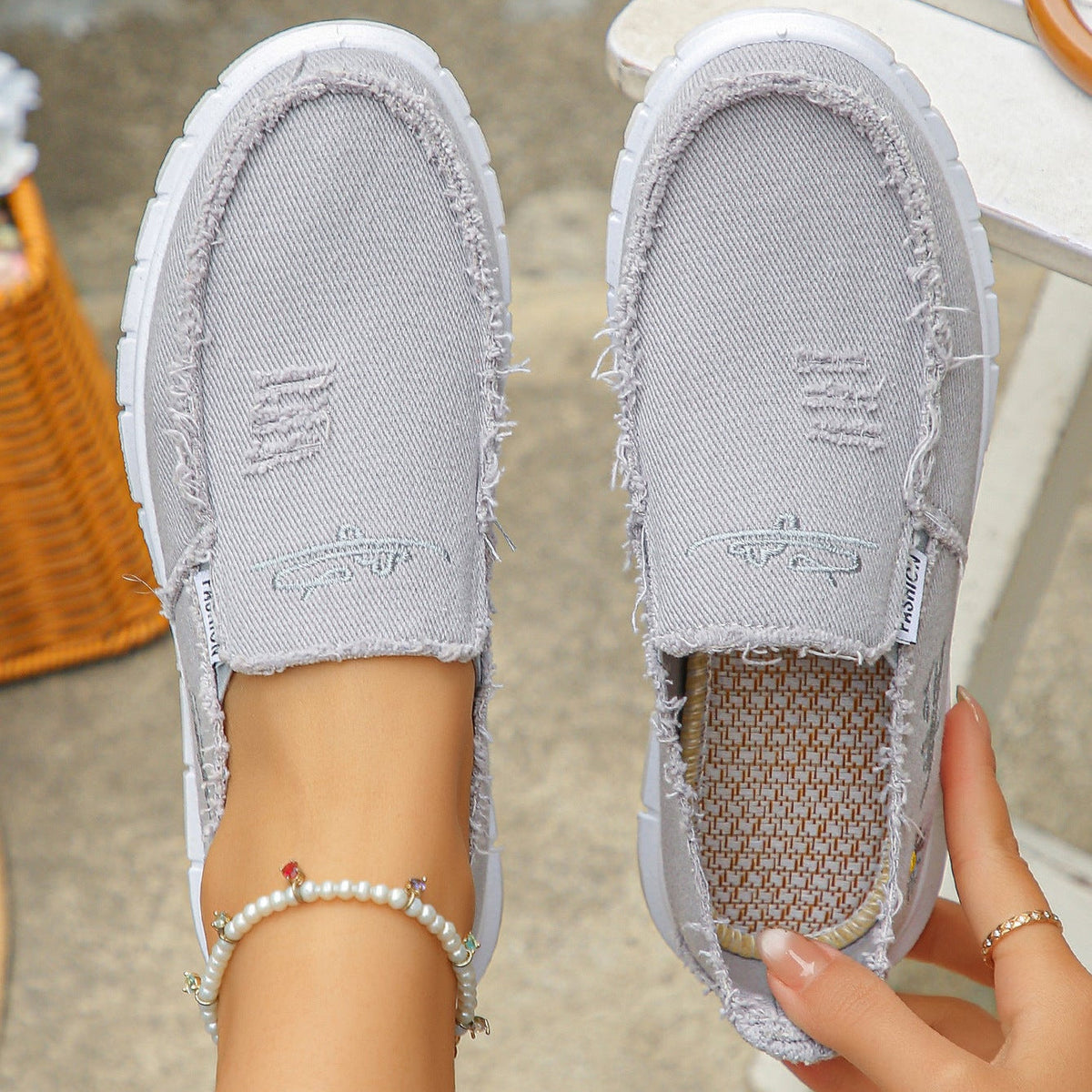 Mocasines de lona desgastada con bordado, sin cordones
